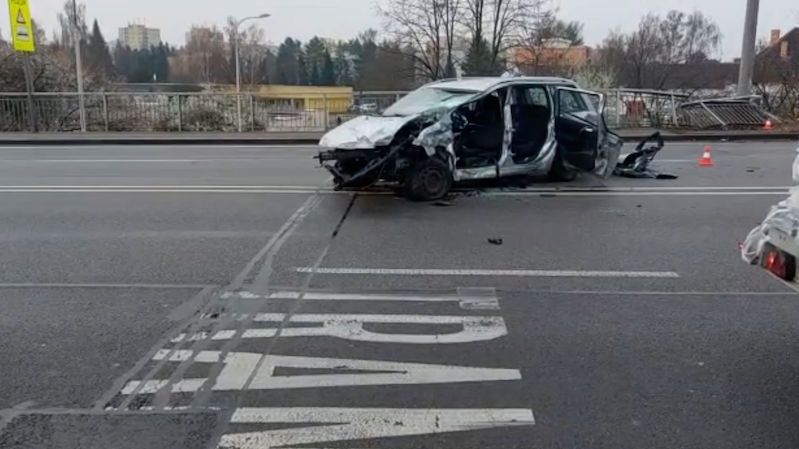 Řidička fiatu nepřežila náraz do sloupu v Budějovicích